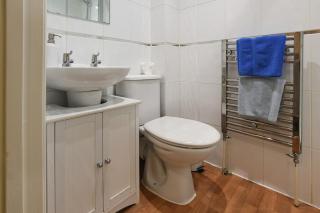 Central 3 Bed Town House - 8mins walk to beach WIFI - Bournemouth - 1