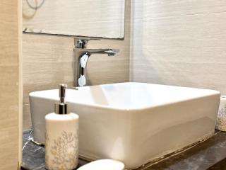 Homes2Retreat - Modern 2BR with Balcony in JVC - 4