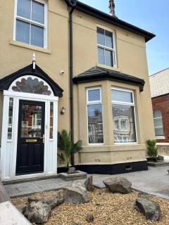 Villa Rose-Spacious Home with beautiful garden - Lytham St Annes - 0