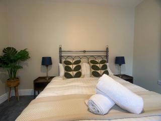 Llangollen High Street Sleeps 12 - 1