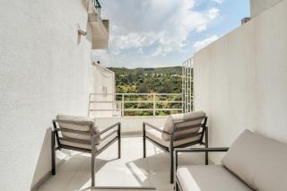 HostWise - Sunny Flat w/ Jacuzzi & Balconies - Sesimbra - 1