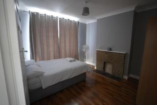 Westwick Gardens Retreat - 4 Bedroom House - Hounslow - 7