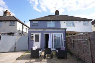 Westwick Gardens Retreat - 4 Bedroom House - Hounslow - 1
