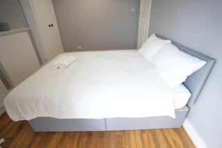 Westwick Gardens Retreat - 4 Bedroom House - Hounslow - 8
