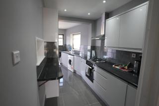 Westwick Gardens Retreat - 4 Bedroom House - Hounslow - 9