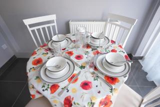 Westwick Gardens Retreat - 4 Bedroom House - Hounslow - 5