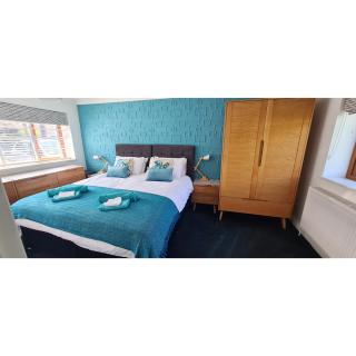 Portreath House, Luxury, Private Hot tub, 3 Bedrooms, free Parking & short walk to Surf Beach - Portreath - 7