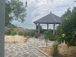 The BOATHOUSE MuiNe - - 1