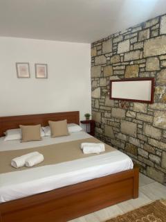 Stone House Berat - - 2