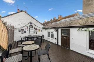 Three Bedroom Townhouse by Primal Estates Short Lets in Brighton - Brighton & Hove - 9