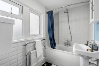 Three Bedroom Townhouse by Primal Estates Short Lets in Brighton - Brighton & Hove - 3