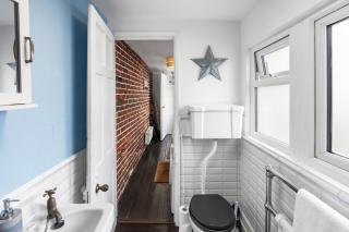 Three Bedroom Townhouse by Primal Estates Short Lets in Brighton - Brighton & Hove - 5
