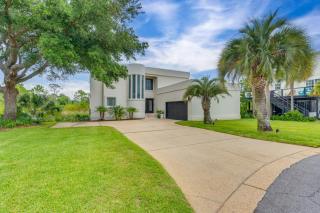 Luxe Gulf Breeze Home with Patios - 4 Mi to Beaches! - Gulf Breeze - 0