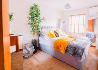 Stunning Riverside Home - Canterbury - 5