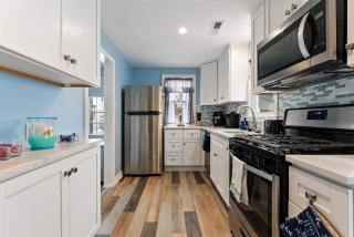 Newly Renovated 4 Bedroom Home Only 2 Blocks From The Beach! - Wildwood - 9