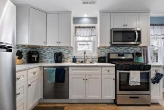 Newly Renovated 4 Bedroom Home Only 2 Blocks From The Beach! - Wildwood - 8