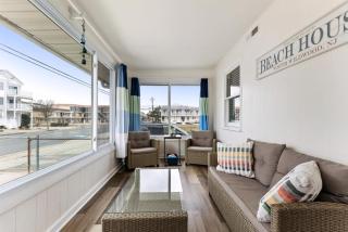 Newly Renovated 4 Bedroom Home Only 2 Blocks From The Beach! - Wildwood - 1