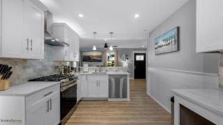 Newly Renovated 3 Bedroom With High-End Finishes Only 2 Blocks From The Beach! - Wildwood - 9