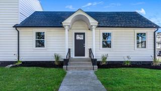 Newly Renovated 3 Bedroom With High-End Finishes Only 2 Blocks From The Beach! - 2
