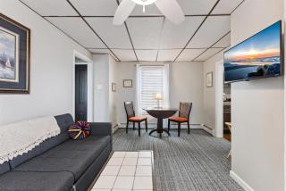 1 Bedroom Apartment With A Private Yard And Beach Access - 7