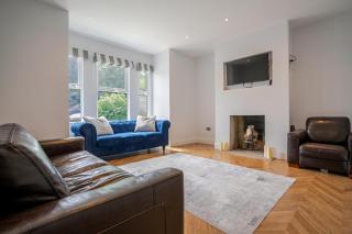 Modern 2 Bedroom Flat with Free Parking - 2 mins from Ascot Racecourse - 2