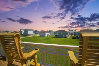 4BR Beach Haven - Deck, Gourmet Kitchen, Tiki Bar Fun - Crystal Beach - 9
