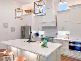 4BR Beach Haven - Deck, Gourmet Kitchen, Tiki Bar Fun - Crystal Beach - 7