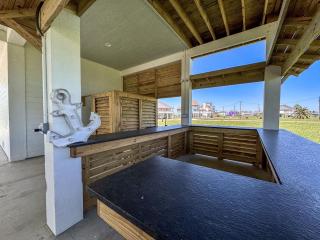 4BR Beach Haven - Deck, Gourmet Kitchen, Tiki Bar Fun - Crystal Beach - 4