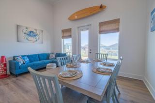 4BR Beach Haven - Deck, Gourmet Kitchen, Tiki Bar Fun - Crystal Beach - 3
