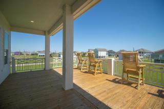 4BR Beach Haven - Deck, Gourmet Kitchen, Tiki Bar Fun - Crystal Beach - 2