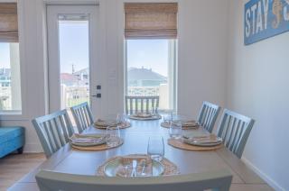 4BR Beach Haven - Deck, Gourmet Kitchen, Tiki Bar Fun - Crystal Beach - 1