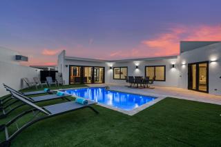 New 3br Villa Private Pool Prime Location - Noord - 0