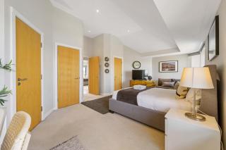 Waterfront Penthouse with Balcony & Parking - 8