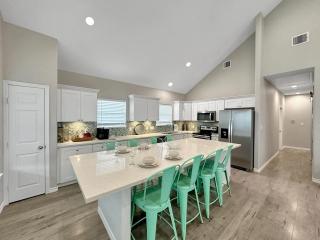 Beachfront 4BR - Tiki Bar, Yard Games, Smart TVs, Pets - Gilchrist - 8