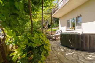 Jacuzzi Garden Retreat - Bribir - 9