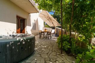 Jacuzzi Garden Retreat - Bribir - 8