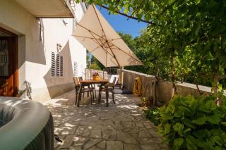 Jacuzzi Garden Retreat - Bribir - 7