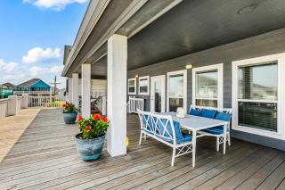 3BR - Amazing Game Room, Steps to Beach, Firepit - Crystal Beach - 4