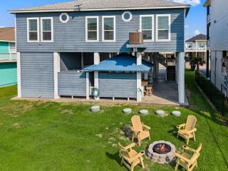 3BR - Amazing Game Room, Steps to Beach, Firepit - Crystal Beach - 2