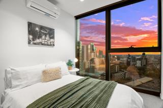 Impressive City Skyline w Pool Gym & Sauna - Melbourne - 2