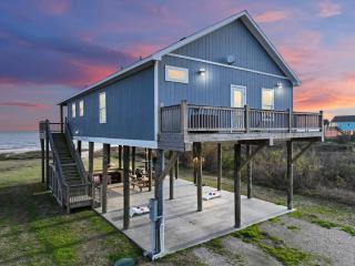 Beachfront 4BR - Tiki Bar, Yard Games, Pet-Friendly - Gilchrist - 0