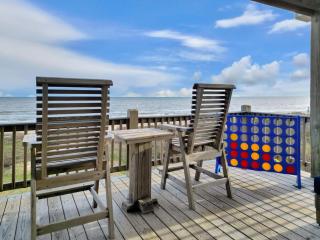 Beachfront 4BR - Tiki Bar, Yard Games, Pet-Friendly - Gilchrist - 8