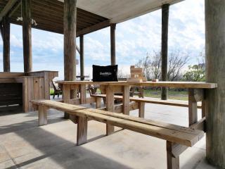 Beachfront 4BR - Tiki Bar, Yard Games, Pet-Friendly - Gilchrist - 7