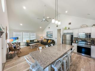3BR Beach Retreat - Tiki Bar, Ocean Deck, Pet-Friendly & Sleeps 10 - Crystal Beach - 9