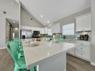 Beachfront 4BR - Tiki Bar, Yard Games, Pet-Friendly - Gilchrist - 5