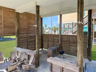 3BR Beach Retreat - Tiki Bar, Ocean Deck, Pet-Friendly & Sleeps 10 - Crystal Beach - 8