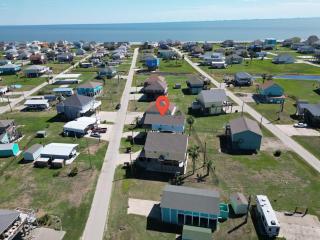 3BR Beach Retreat - Tiki Bar, Ocean Deck, Pet-Friendly & Sleeps 10 - Crystal Beach - 6
