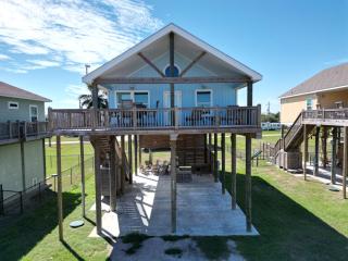 3BR Beach Retreat - Tiki Bar, Ocean Deck, Pet-Friendly & Sleeps 10 - Crystal Beach - 4