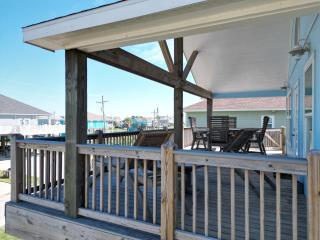 3BR Beach Retreat - Tiki Bar, Ocean Deck, Pet-Friendly & Sleeps 10 - Crystal Beach - 3