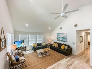 3BR Beach Retreat - Tiki Bar, Ocean Deck, Pet-Friendly & Sleeps 10 - Crystal Beach - 1
